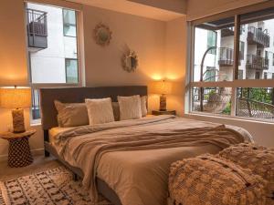 sypialnia z dużym łóżkiem i dwoma oknami w obiekcie Luxury 1BDR centrally located in Hollywood w Los Angeles