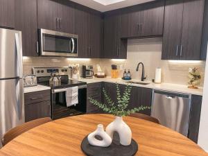 A kitchen or kitchenette at Luxury 1BDR centrally located in Hollywood