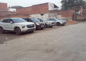 uma fila de carros estacionados num parque de estacionamento em Dev Aagmann In em Ayodhya