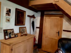 Pokój z drewnianą szafką i drzwiami w obiekcie Gite Les Chavautes - w mieście Ciney