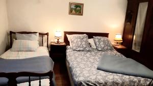 1 dormitorio con 2 camas y 2 lámparas en las mesas en Gite Les Chavautes -, en Ciney