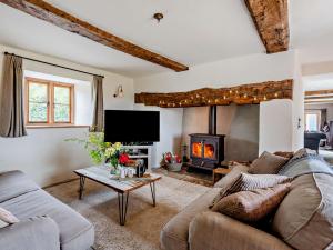 Televiisor ja/või meelelahutuskeskus majutusasutuses 4 Bed in Clyro 92039