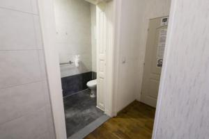 Ένα μπάνιο στο Pest-port Private apartment Room-5