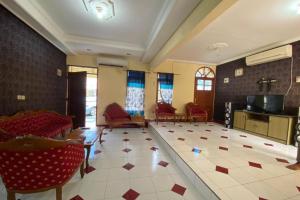Area lobi atau resepsionis di OYO 93641 Udayana Guesthouse Syariah
