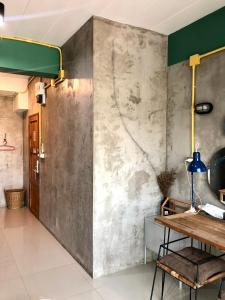 大城Yimwhan Hostel & Cafe Ayutthaya的一间设有混凝土墙的用餐室 更多37张照片