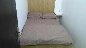 un par de camas en una habitación pequeña en Ruby Star Hostel 21 Dubai en Dubái