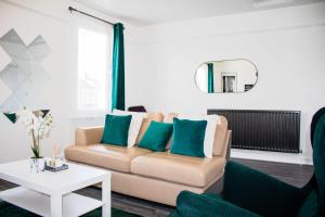 - un salon avec un canapé et une table dans l'établissement Stunning 1-Bedroom House in Crystal Palace London, à Londres