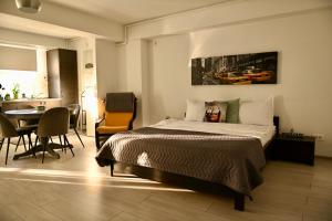 um quarto com uma cama, uma mesa e cadeiras em Welcome to Bucharest Airport Residences & Therme-SELF CHECK-IN em Otopeni