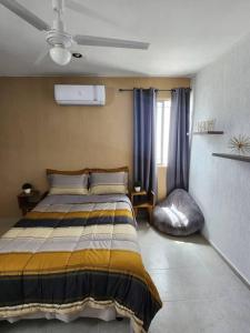 1 dormitorio con cama y ventana en Casa Balam, en Los Heroes, con alberca, en Mérida