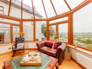 een woonkamer met een bank en een tafel bij 3 Bed in Corwen 90459 in Corwen