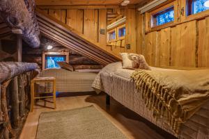 1 Schlafzimmer mit 2 Betten in einem Blockhaus in der Unterkunft Kuusirinne 2B -A cozy cabin near the slopes of Ruka in Ruka