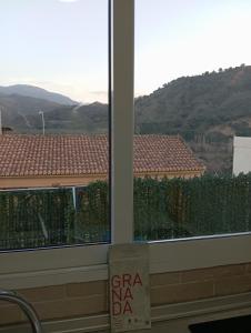 ein Schild vor einem Fenster in der Unterkunft apartamento genil in Granada