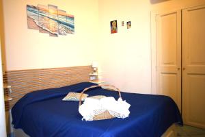 una camera con un letto blu e un cesto di La perla marina a Vietri