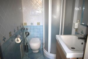 un piccolo bagno con servizi igienici e lavandino di La perla marina a Vietri