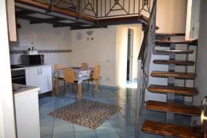 ヴィエトリにあるLa perla marinaのキッチン、ダイニングルーム(テーブル付)、螺旋階段
