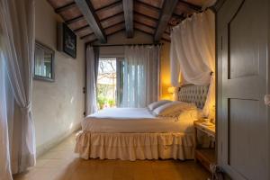 um quarto com uma cama grande e uma janela em Casina Le Conserve em Cesenatico