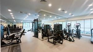 een fitnessruimte met loopbanden en crosstrainers bij Magnificent Cozy 2 BR in Downtown Dubai in Dubai