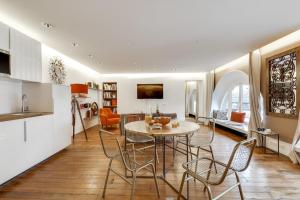 una cucina e un soggiorno con tavolo e sedie di Sweet Inn - Amiral de Coligny a Parigi