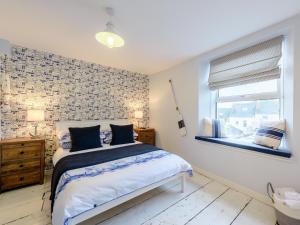 a bedroom with a bed and a window at 2 Bed in Appledore 63084 in Appledore
