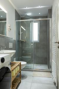 a bathroom with a shower and a sink at Ferienwohnung mit Terrasse - Erdgeschoss in Weilburg