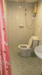 uma casa de banho com um WC e um lavatório em the L Hua Hin em Hua Hin