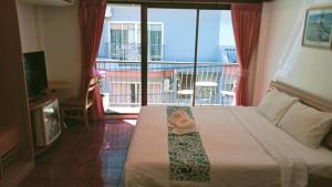 um quarto de hotel com uma cama com um chapéu em the L Hua Hin em Hua Hin