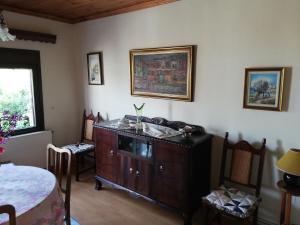 una sala de estar con un armario de madera y una mesa. en Papa House, en Vrasná