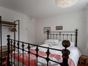 um quarto com uma cama com uma cama preta em 3 Bed in Nr Embleton CN156 em North Charlton