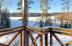 Awesome Home In Gislaved With Lake View في Våthult: منظر من شرفة كابينة في الثلج