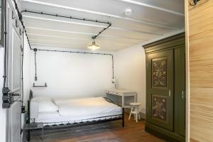 um quarto com uma cama e um quarto com uma porta em Black Forest Moments inkl. Sauna für 8 Personen em Hüfingen