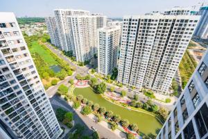 una vista aérea de una ciudad con edificios altos en Shi House - Studios Toà S503 Vinhomes Grand Park Q9 en Long Bình
