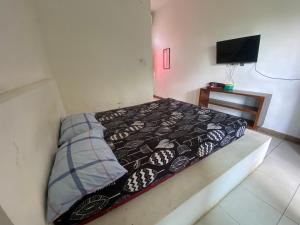 En eller flere senge i et værelse på OYO 93632 Ramasta Homestay