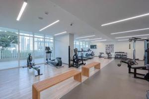 Fitness centrum a/nebo fitness zařízení v ubytování LUXFolio Retreats - 360 Marina-Sea Palm View