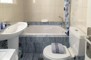 Un baño con inodoro, lavabo y bañera. en Panos Studio Triple, en Argostoli 7 fotos más