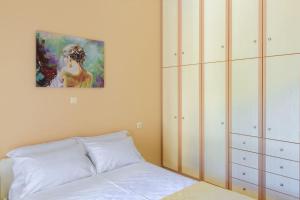 Un dormitorio con una cama y un cuadro en la pared. en Panos Studio Triple, en Argostoli