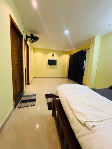 Padinjarathara的住宿－Leisure familyvillas，一间卧室,卧室内配有一张大床