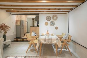 a kitchen and dining room with a table and chairs at Shanghai Downtown Yidu B&B - Near South Shaanxi Road Metro Station in Shanghai