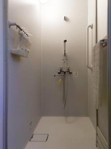 W łazience znajduje się prysznic. w obiekcie Amino Guesthouse Bench w mieście Kyotango