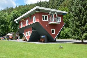 una casa con una escalera que conduce a ella en Ferienwohnung Sonnenblick, en Lago Éder