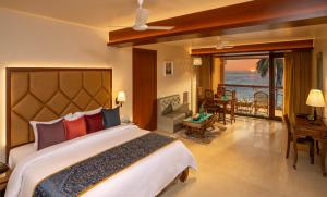 1 dormitorio con cama y vistas al océano en Uday Samudra Leisure Beach Hotel & Spa, en Kovalam