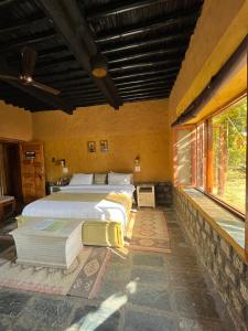Postel nebo postele na pokoji v ubytování Prakriti Aalay - Riverside Mountain View Boutique Eco Resort