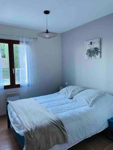 a bedroom with a large bed with a blue ceiling at Villa*Piscine*Proche Sarlat in Proissans