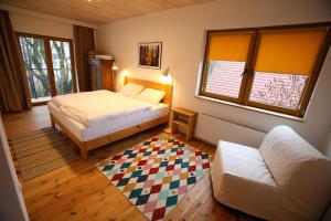 a bedroom with two beds and a couch in a room at Kaktus in Pasym