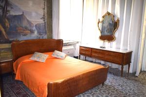 - une chambre avec un lit et 2 oreillers dans l'établissement La Perla Antica, à Vietri