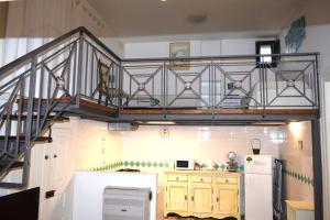 une cuisine avec un escalier en colimaçon dans l'établissement La Perla Antica, à Vietri