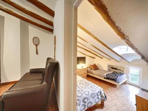 1 dormitorio con sofá y 1 cama en una habitación en Casa Rustica en Vilaverd en Vilavert