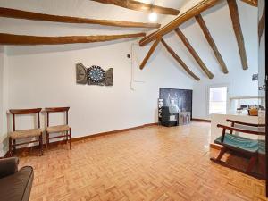 sala de estar con suelo y techo de madera en Casa Rustica en Vilaverd en Vilavert