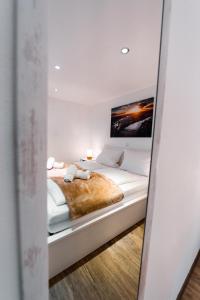 Giường trong phòng chung tại Moderne Stadtwohnung an der Fussgängerzone, Smart TV, Kingsize-Bett, Couch, Küche