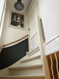una escalera con una puerta y una foto en la pared en city-apartment een hele verdieping voor jezelf midden in het centrum en Apeldoorn