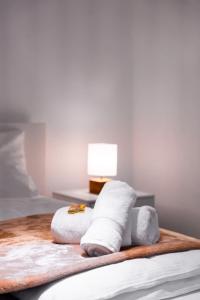 uma pilha de toalhas sentadas em cima de uma cama em Moderne Stadtwohnung an der Fussgängerzone, Smart TV, Kingsize-Bett, Couch, Küche em Passau